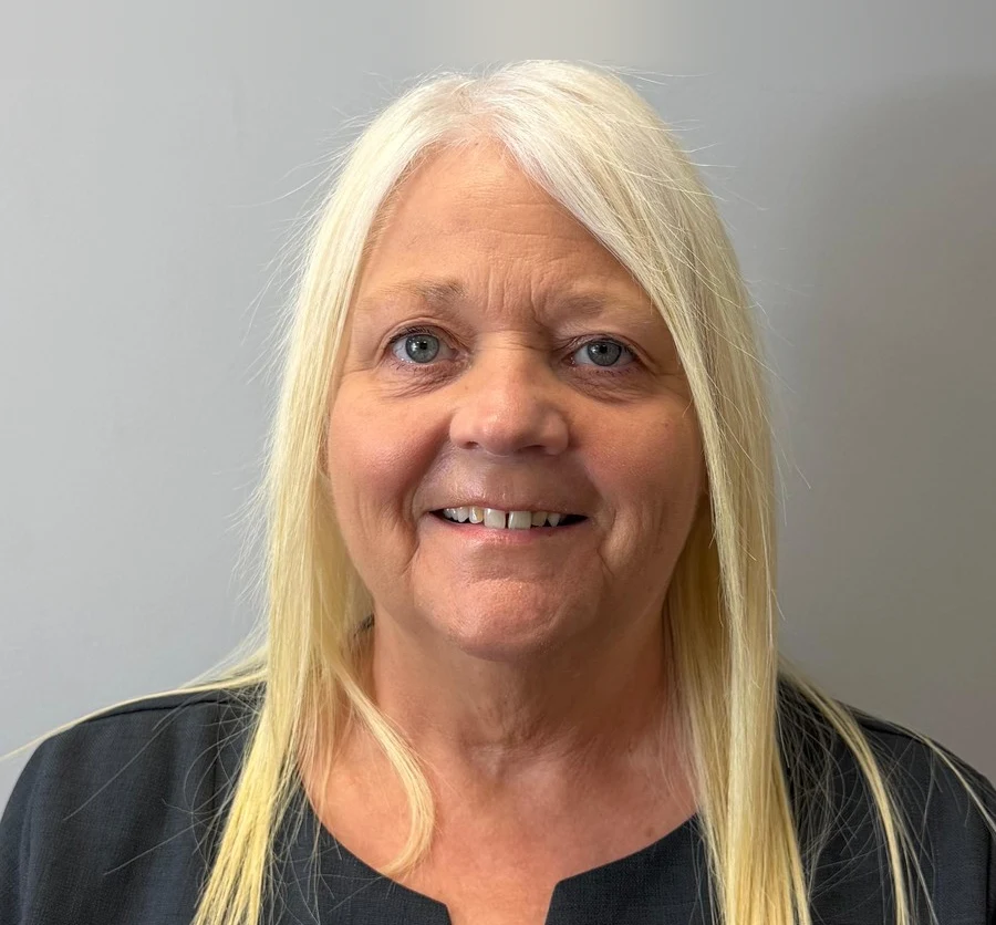 Jackie Simpson, Receptionist